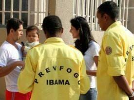 Brigadistas e equipe da Fundação de Meio Ambiente orientam moradores da região da Cervejaria. (Foto: Marcos Boaventura)