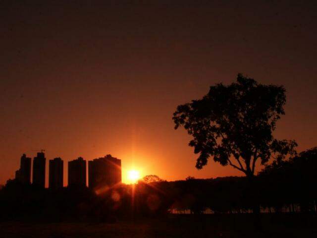 Massa de ar que permanece até a próxima segunda-feira (10) mantém as temperaturas em até 27°C na Capital. (Foto: Marcos Ermínio)