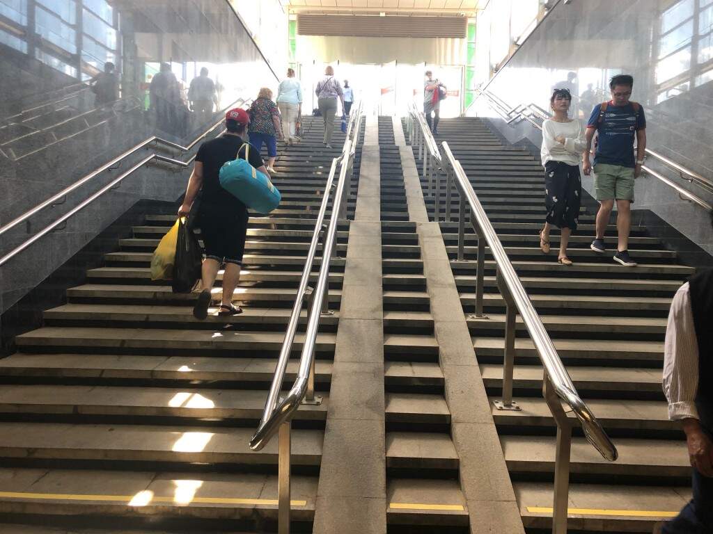 Em todas as estações há apenas uma entrada e uma saída e isso prevalece também nas escadarias, como se fosse uma escada rolante (Foto: Paulo Nonato de Souza)