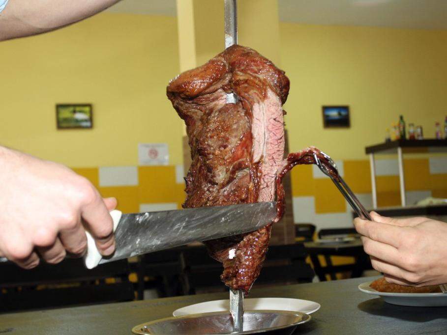 Levar a mãe para comer churrasco no domingo custa de R$ 32,90 a R$ 79