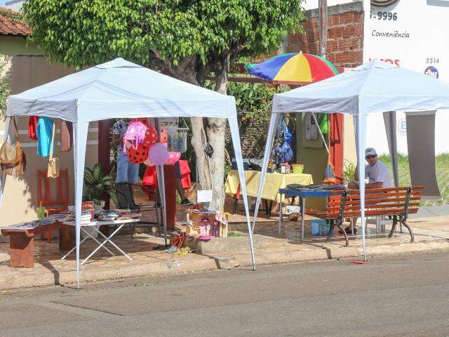 Em uma garagem da Arthur Jorge os preços são populares na feirinha mais descolada da cidade. (Foto: Fernando Antunes)