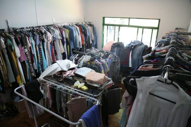 No Glamour Brechó é tanta roupa, que é preciso paciência na hora de garimpar. (Foto: Fernando Antunes)