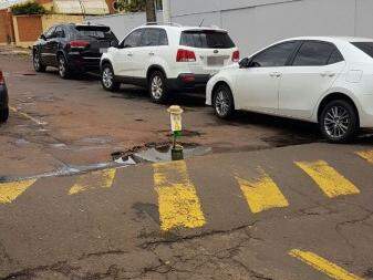 O buraco escondido ao fim do quebra-molas foi sinalizado. (Foto: Direto das Ruas)