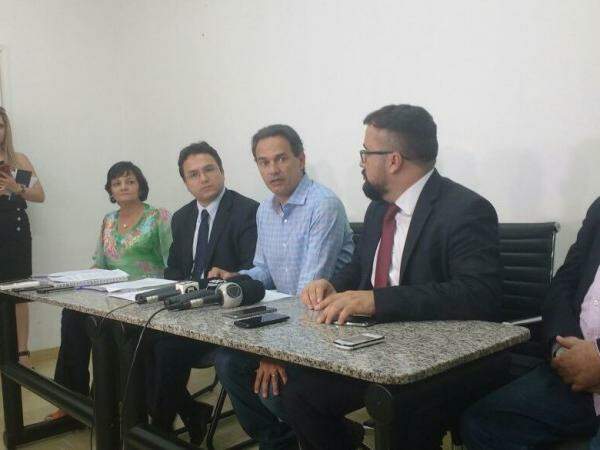 À esquerda de Marquinhos o secretário Pedro Pedrossian Neto e à direita, o procurador Alexandre Ávalos, durante entrevista coletiva (Foto: Alberto Dias)