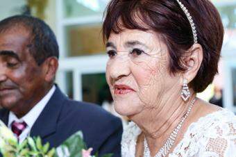 Dona Terezinha, de vestido branco, maquiagem e buquê. (Foto: Kísie Ainoã)