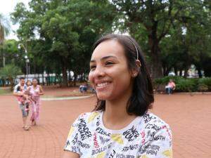Andressa diz que, sem a mudança, "sol está explodindo" logo cedo (Foto: Henrique Kawaminami)