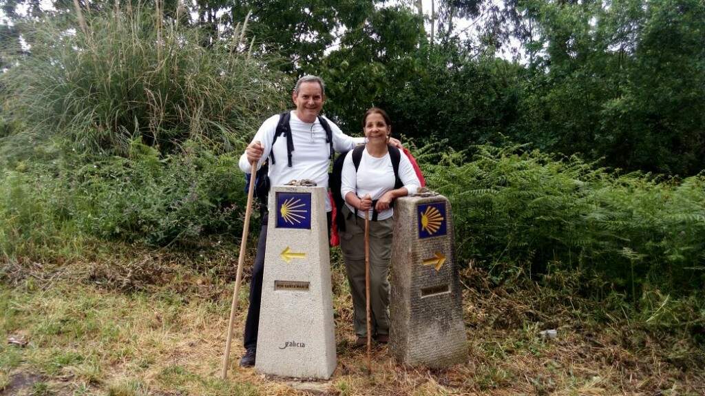 Moacir e Fátima já terminando o Caminho Português, faltando 10km para chegar a Santiago. (Foto: Arquivo Pessoal)