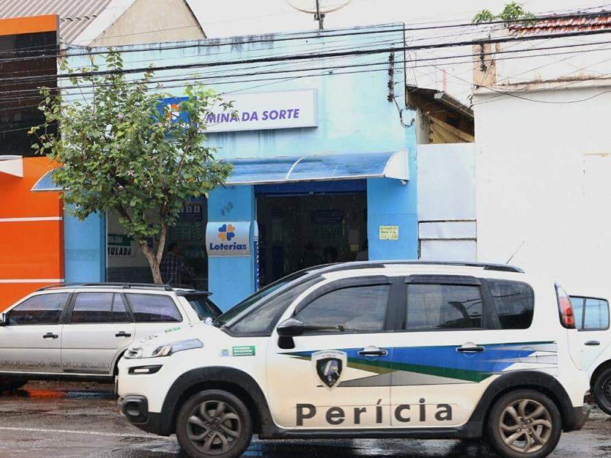 Bandidos invadem lotérica pelo telhado e abandonam carro na fuga