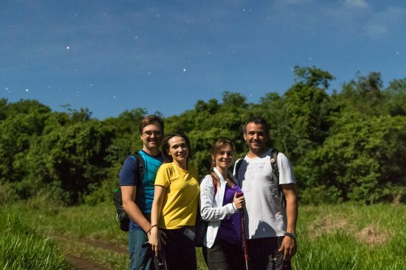 De branco, no centro, Fabiane junto do marido e de amigos. Ela foi mesmo mancando. (Foto: Antonio Arguello)