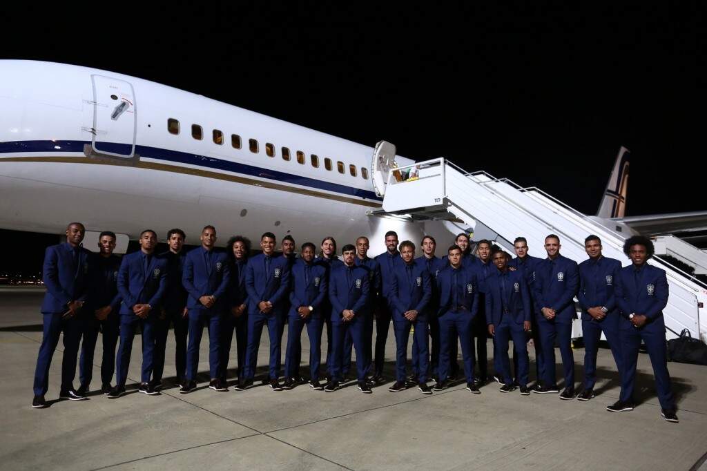 A foto oficial ao lado do avião. Era meio da madrugada no horário russo quando a Seleção Brasileira desembarcou na cidade de Sochi, onde ficará concentrada durante a Copa do Mundo (Foto: Lucas Figueiredo/CBF)