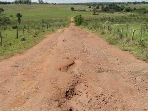 Estrada CG-140, que corta a Bacia do Guariroba, tem processo erosivo e é um dos alvos do MPE. (Foto: Divulgação MPE)