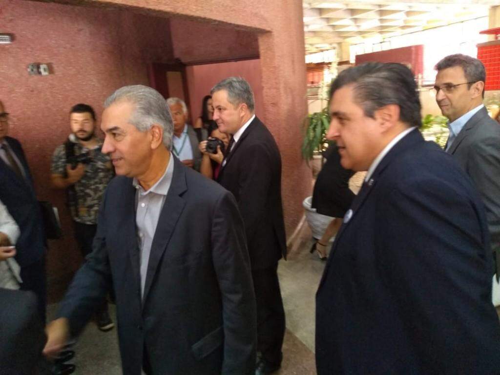 Governador Reinaldo Azambuja (PSDB) chegando ao Centro de Convenções Arquiteto Rubens Gil de Camillo (Foto: Leonardo Rocha)