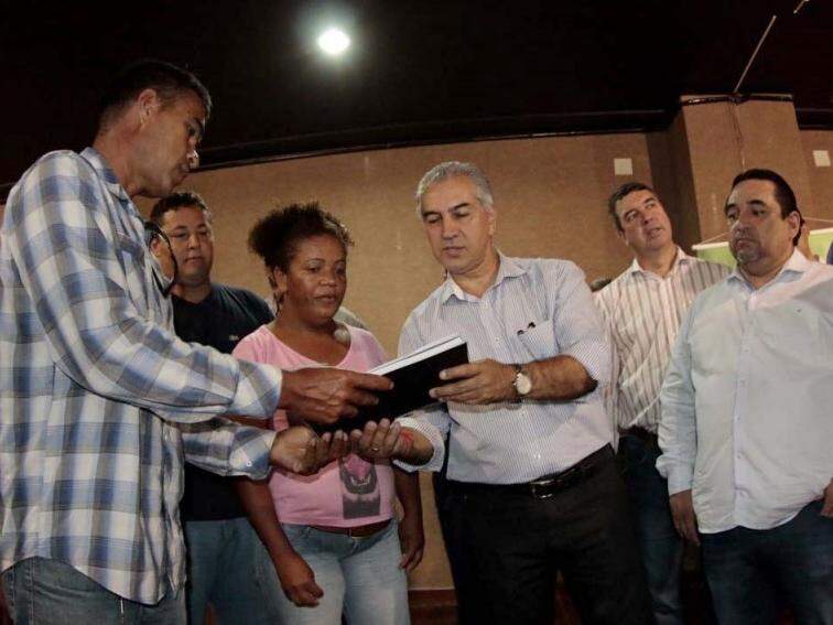 O governador Reinaldo Azambuja na entrega de 200 casas populares nesta quarta-feira em Corumbá (Foto: Chico Ribeiro)