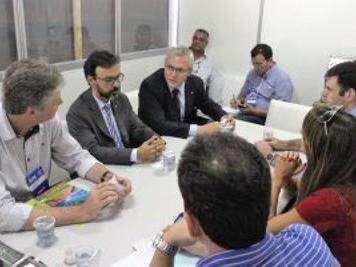 A reunião do secretário Jaime Verruck e os representantes da Receita Federal foi realizada no estande do governo do Estado na feira Três Lagoas Florestal (Foto: Nolli Corrêa/AssCom)