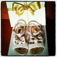 Casal ganha dinheiro transformando sapatinhos de bebê e 