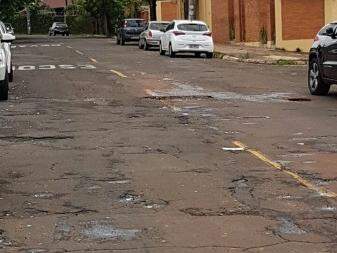 Asfalto da rua está em péssimas condições. (Foto: Direto das Ruas)