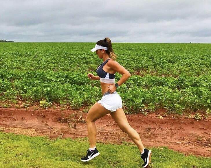 Corredora amadora, Tatiane Santin tem foco de profissional e treina duas vezes ao dia, pela manhã e à tarde, e não importa o cenário, se na cidade ou na área rural (Foto: Arquivo pessoal)