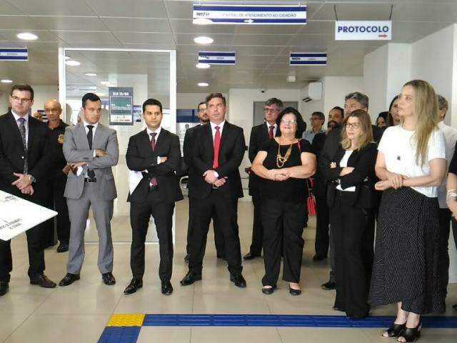 Protesto realizado na sede na Justiça do Trabalho em Campo Grande
reuniu cerca de 20 juízes e procuradores federais e do trabalho. (Foto: Kleber Clajus)