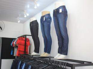 Jeans têm diferentes lavagens. (Foto: Marina Pacheco)