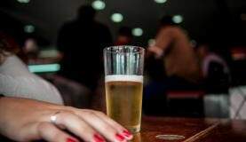 De 2006 a 2012, uso do álcool aumentou mais entre mulheres que entre homens. (Foto: Arquivo/Agência Brasil)