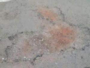 Buracos na pista da Praça Esportiva Elias Gadia (Foto: Direto das ruas)