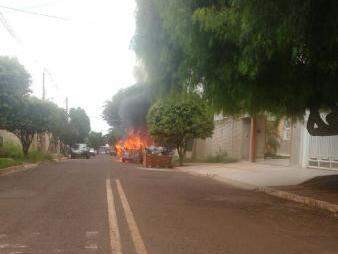 As chamas consumiram completamente o veículo. (Foto: Direto das Ruas)