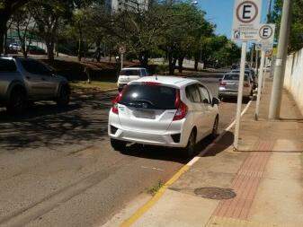 Carro estacionado na vaga de idoso na rua Ricardo Brandão, Campo Grande (Foto: Direto das ruas)