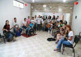 Projeto atende comunidade do Universitária 2, com aulas de música e artes.
