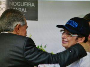 Momento de emoção entre a mãe de Ruy, Rosa Maria, e o governador Azambuja, na inauguração da placa.