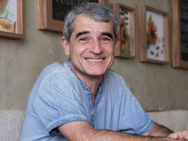 "Simplesmente - Atitude Real de Carinho e Amor" é a obra que convida à atitude real de bem viver. (Foto: Divulgação)