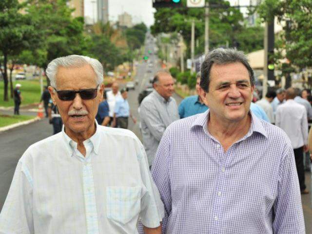 Moka, ao lado do ex-governador Wilson Martins, durante da inauguração do recapeamento da avenida Afonso Pena, em 2011. (foto: João Garrigó).