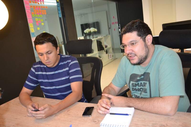 Jefferson e Saulo contam que a ideia de desenvolver aplicativos surgiu quando os smartphones nem eram populares. (Foto: Pedro Peralta)