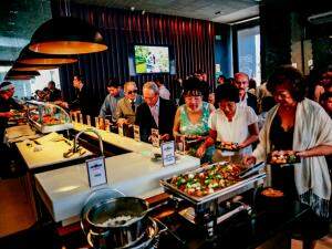 O cardápio do almoço foi selecionado a partir das opções servidas pelo restaurante. Os doces e bolo vieram à parte. (Foto: Renan Kubota)