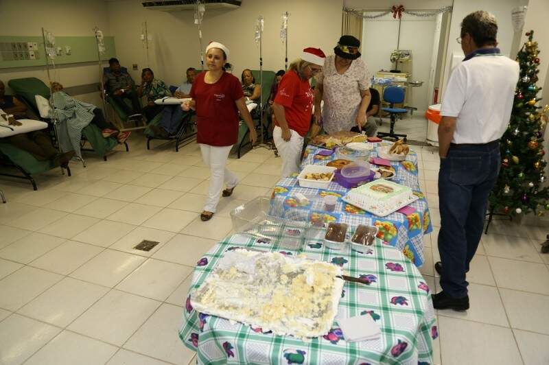 Mesa farta na confraternização da ala de quimioterapia do Hospital Regional.(Foto: Fernando Antunes)