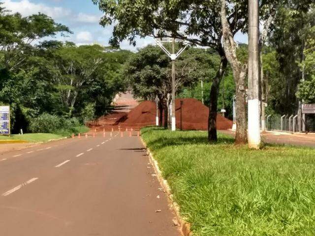 Monte de terra em trecho da Avenida Presidente Vargas que desmoronou após desmoronamento subterrâneo (Foto: Helio de Freitas)