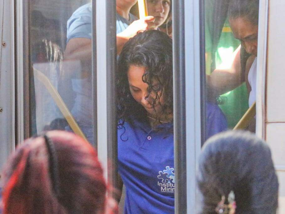 O desembarque também é complicado, já que da plataforma, passageiras tentam garantir lugar para entrar pelas portas de trás do ônibus (Foto: Marcos Maluf)