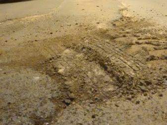 Buraco tampado, à noite, com areia. (Foto: Direto das Ruas)