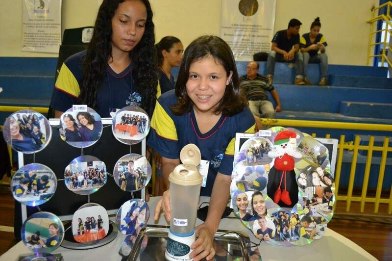 O liquidificador portátil foi feito de copos plásticos e as hélices, eram movidas por um motor de leitor de DVD.(Foto: Simão Nogueira)