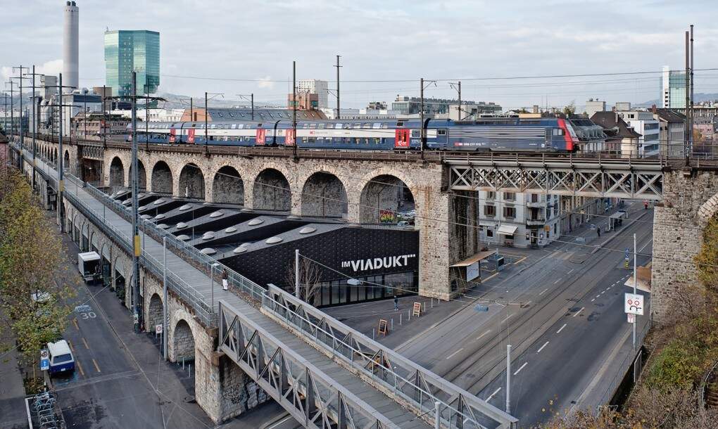Debaixo do viaduto ferroviário construído em 1894, funciona um centro comercial com a informalidade de um Mercadão