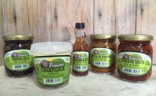 Tomate seco e berinjela no azeite, geleia de pimenta, molho de pimenta Ramagi, champignon (Foto: Divulgação)