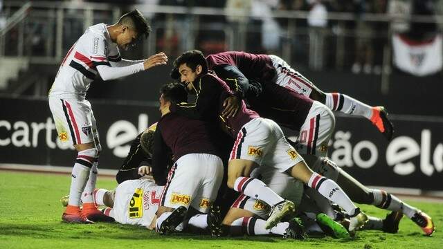 São Paulo vence o Corinthians de goleada e escapa do ...