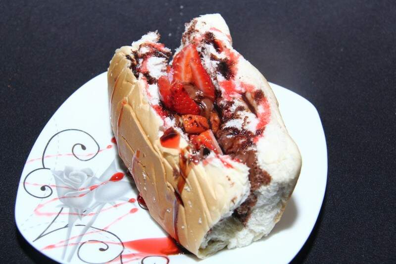 O Sweet Dog de Morango é feito com pão e recheio de Nutella, leite condensado e calda de morango. (Foto:Alan Nantes)