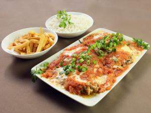 O Lagoa da Prata oferece o filé mignon à parmegiana, por R$ 50,00, e serve até duas pessoas.