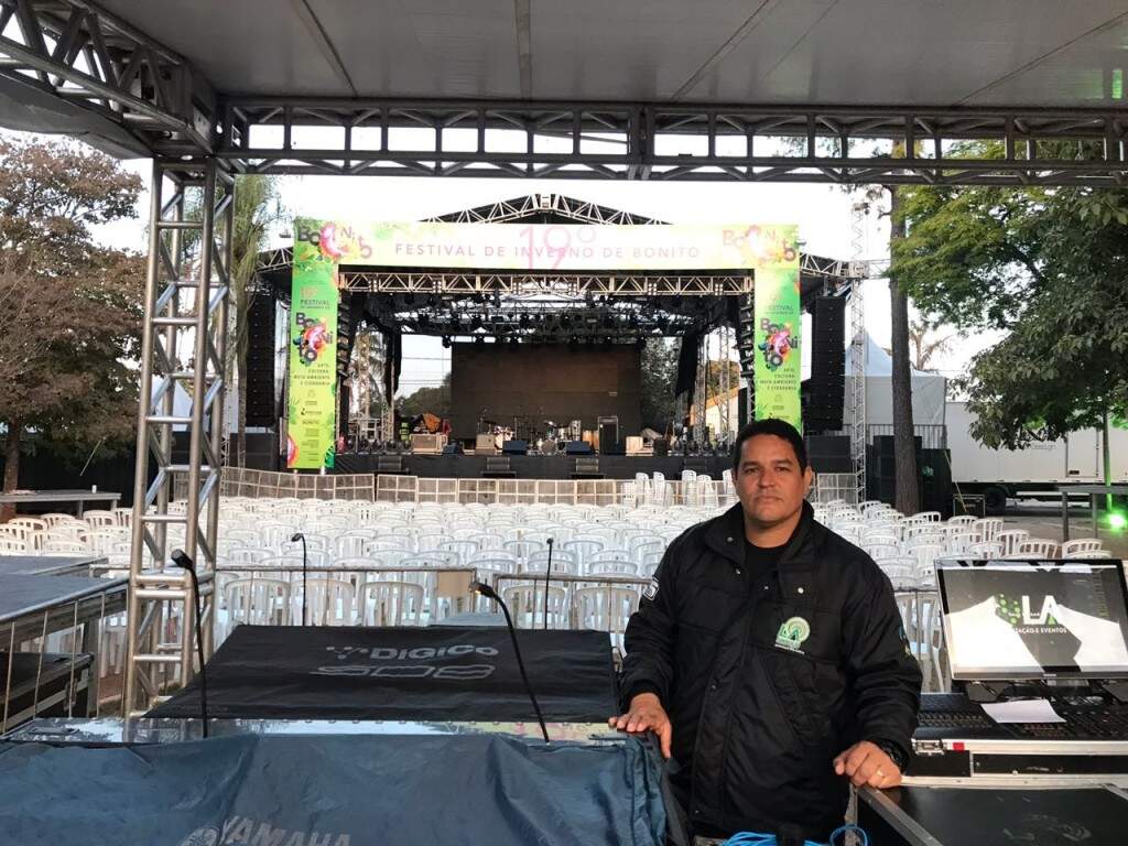 Técnico finaliza montagem de equipamentos para a festa que começa logo mais, em Bonito. (Foto: Lucimar Couto)