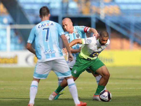 Buru (com a bola) jogou no Almirante Barroso entre 2016 e 2017 e retorna ao MS (Foto: Léo Munhoz/Agência RBS)