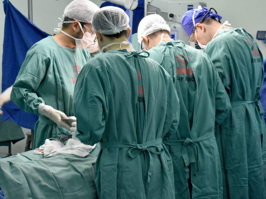 Cirurgia realizada nesta terça-feira (12) para retirada de órgãos de um paciente, que irão beneficiar, ao todo, sete pessoas de MS, AC e SP. (Foto: Assessoria/Santa Casa de CG)