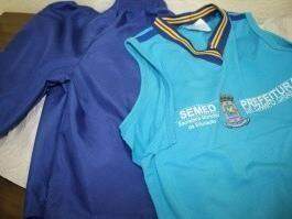 Modelo dos uniformes entregues em 2016. (Foto: Arquivo).
