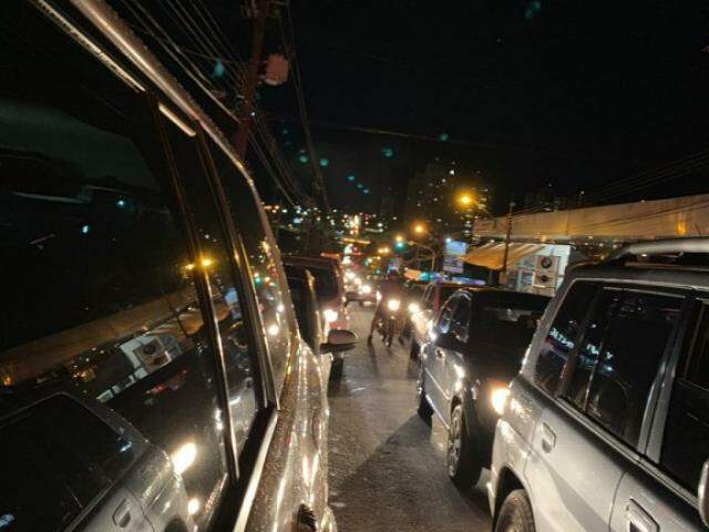 Na Ceará, era possível ver congestionamento iniciando no viaduto sob a Avenida Afonso Pena. (Foto: Direto das Ruas)