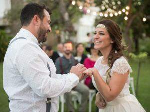 A troca de aliança de Janaína e Rodrigo.