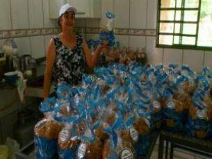 Dona Maureli e sua produção de panetones (Foto: Divulgação)